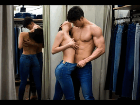 ノーブラでジーンズ試着室