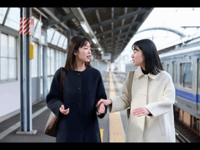 駅のホームを歩く美人OLの制服が消えおっぱい全開に!