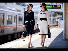 駅のホームを歩く美人OLの制服が消えおっぱい全開に!