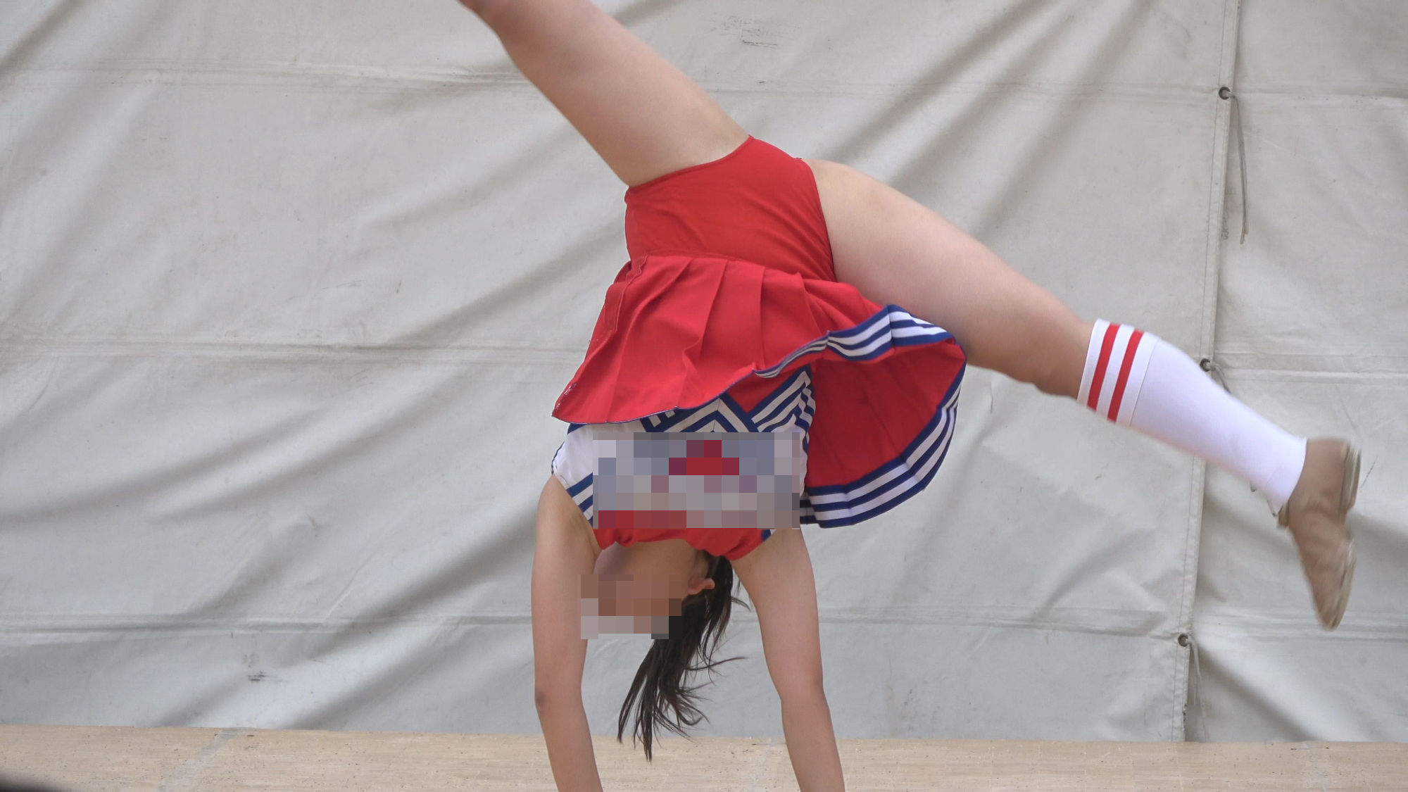 【再販】赤アンスコのバトンガール・側転でアンスコが大胆に見えます