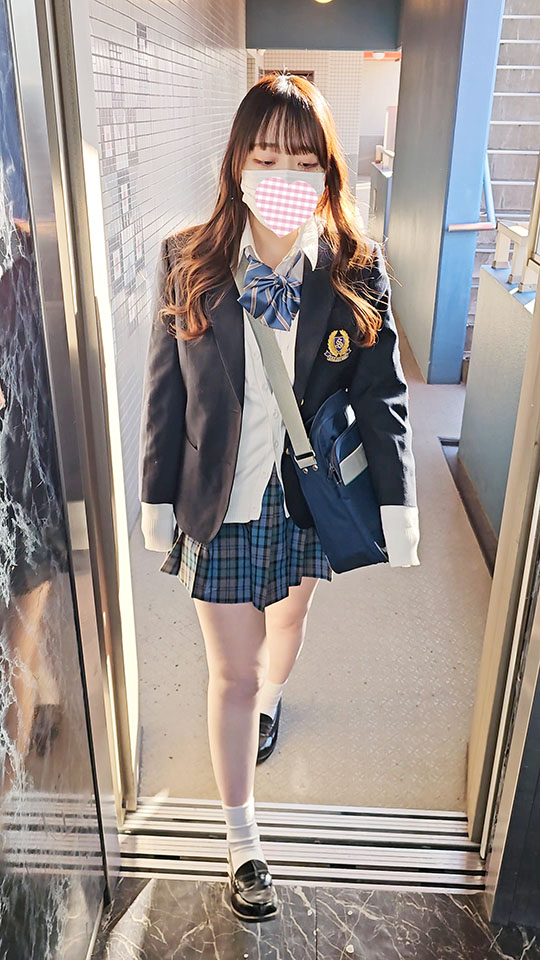 【再販】12名のノーパン登校JKをエレベーター内で逆さ撮り!