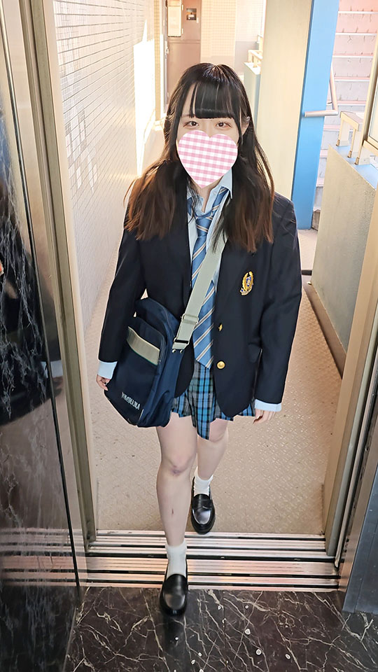 【再販】12名のノーパン登校JKをエレベーター内で逆さ撮り!