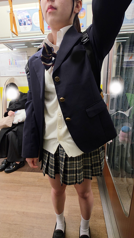 パッチリ目のJKを追いかけてみた。盗撮しながらぎりスカートをめくってみた。