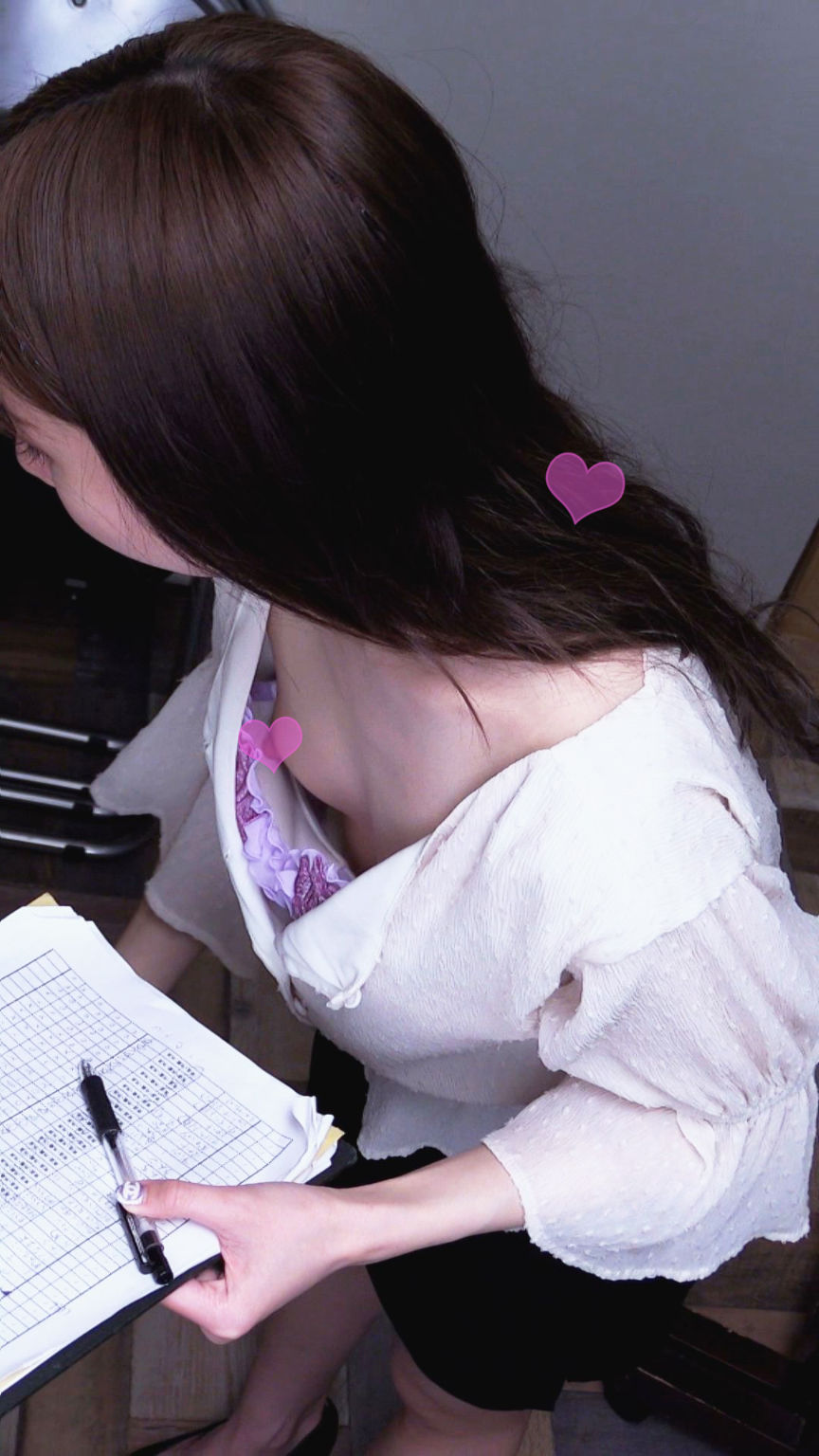 ギャルの誘惑見せつけ乳首 脚立の上からこんにちは