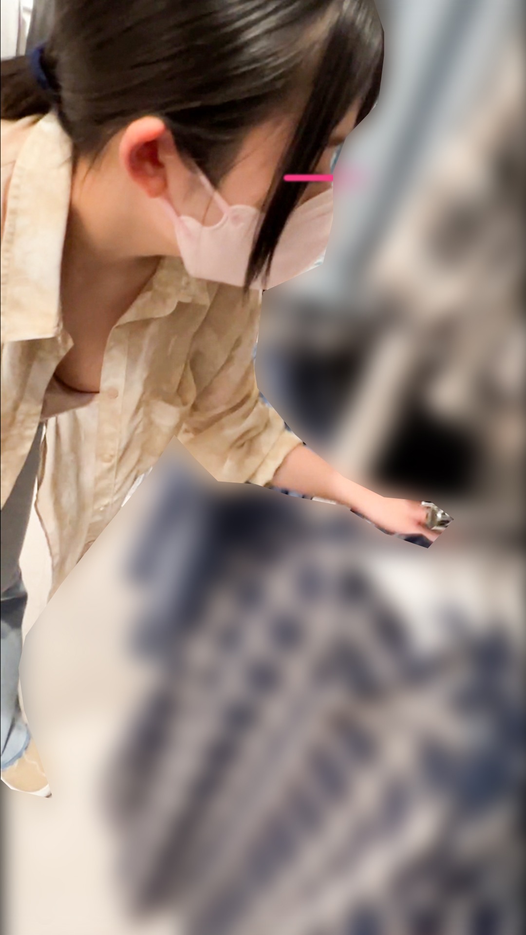 【店員さん胸チラB地区㊶】美巨乳アパレル店員さんの胸チラハプニング!古着屋店員さんの胸ちら