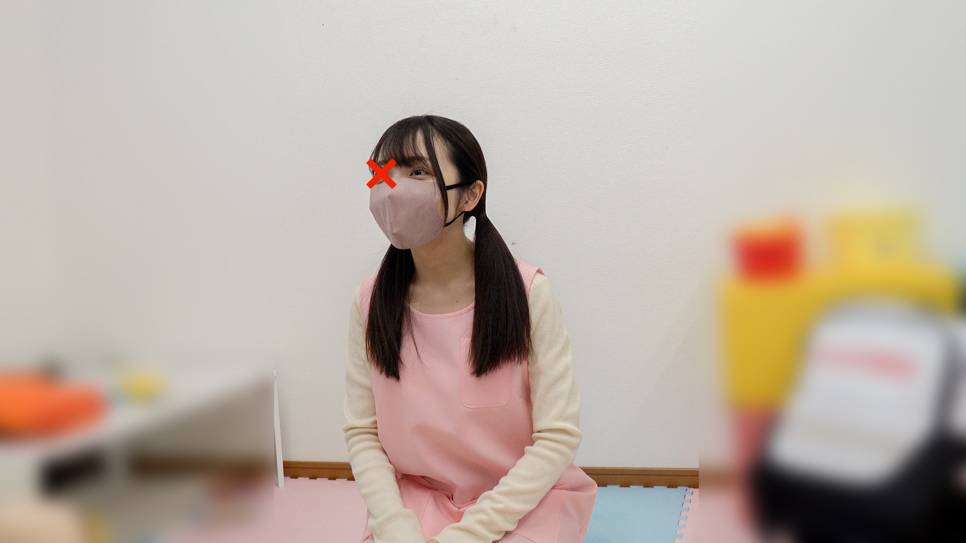 【救命講習/胸チラNo.69】ノーブラ人妻の黒乳首と黒髪清楚の保育士さんのちっぱい乳輪チラ