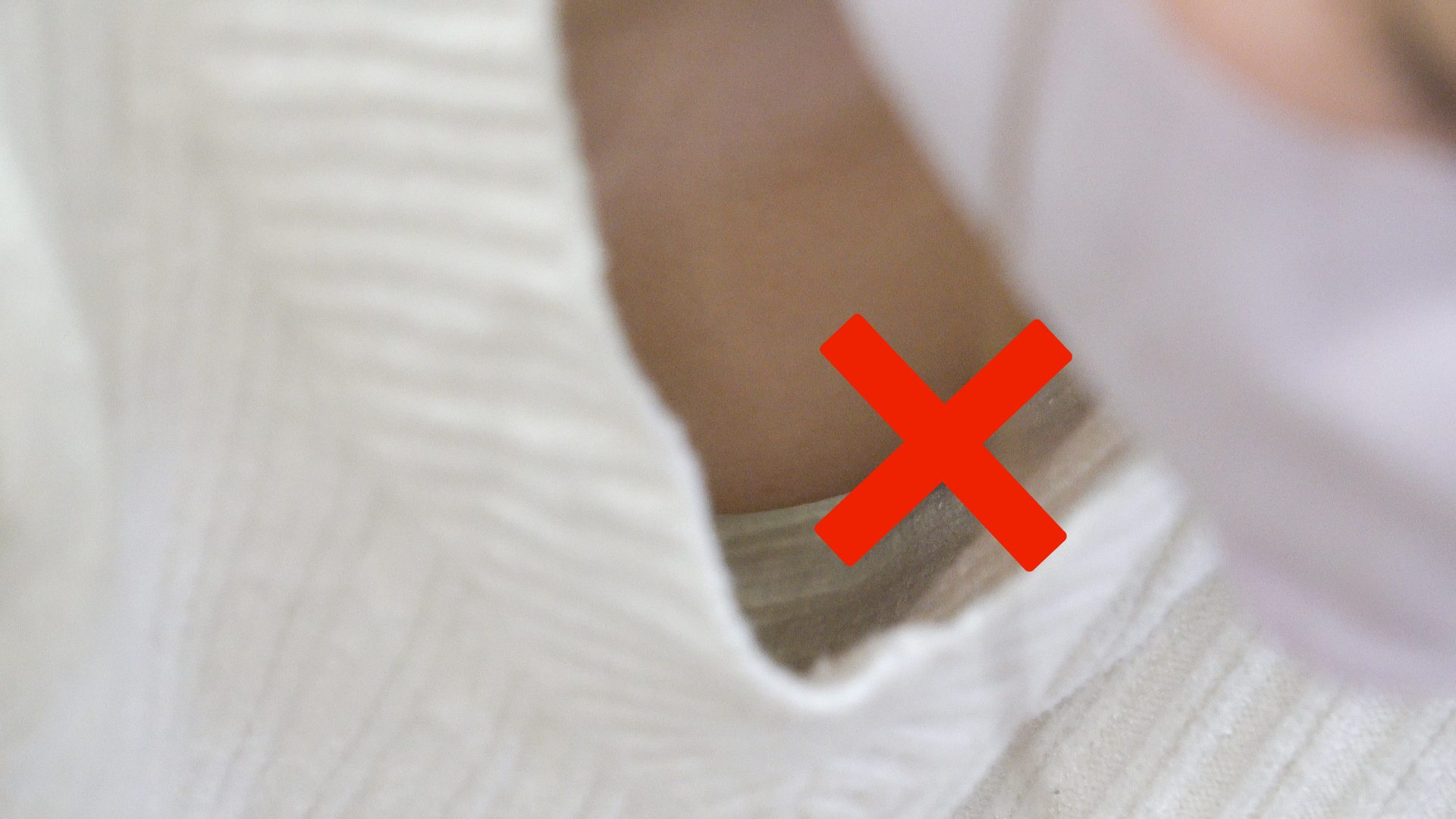 【救命講習/胸チラNo.69】ノーブラ人妻の黒乳首と黒髪清楚の保育士さんのちっぱい乳輪チラ