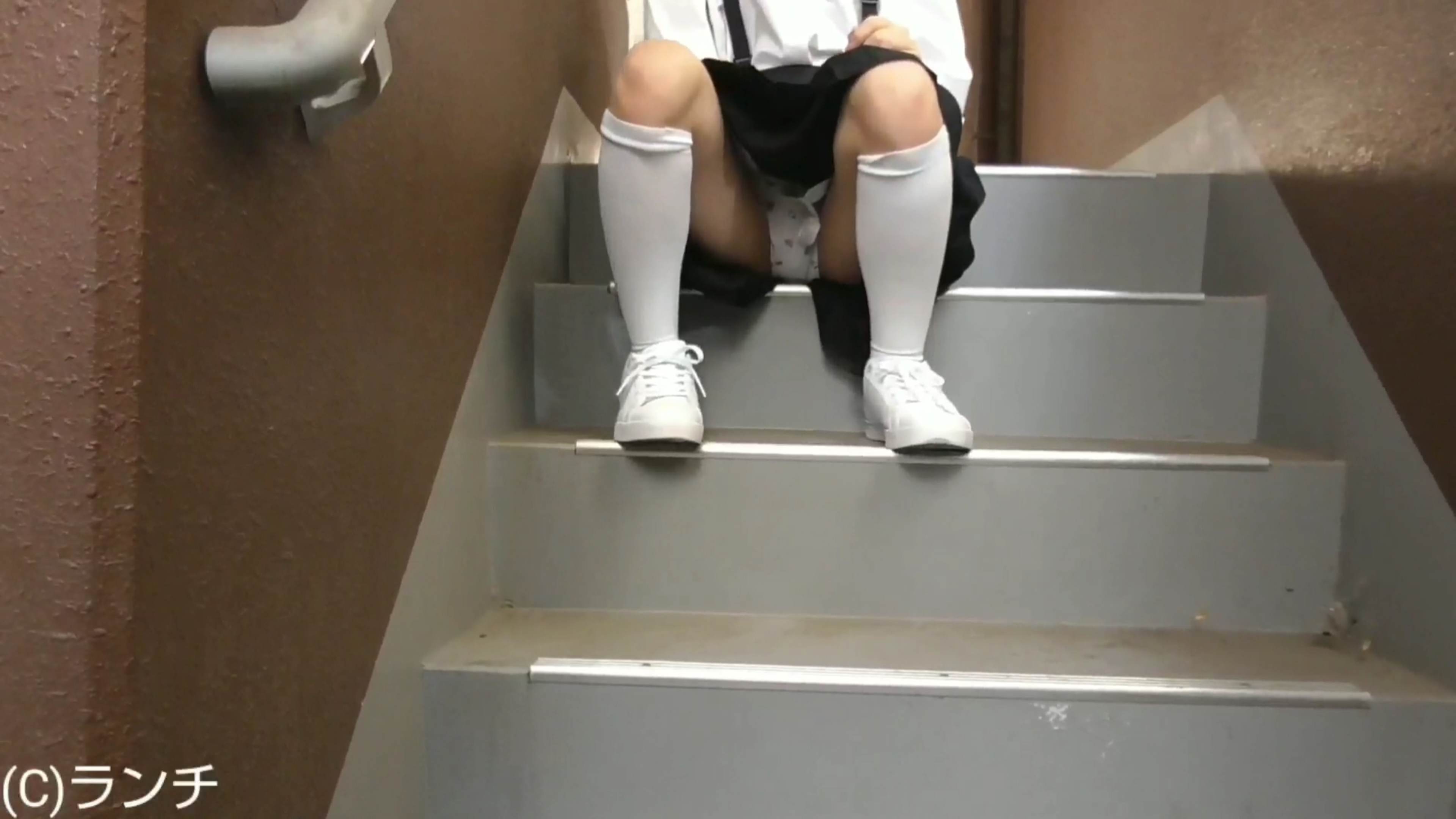 部屋に遊びに来ておやつ食べてゴロゴロしちゃう少女(私服→制服)