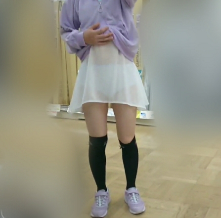 【店内、公園スカート透け透け少女】ひよりちゃん◯1さいパンツが透けるスカートのまま公園で撮影させてくれました。