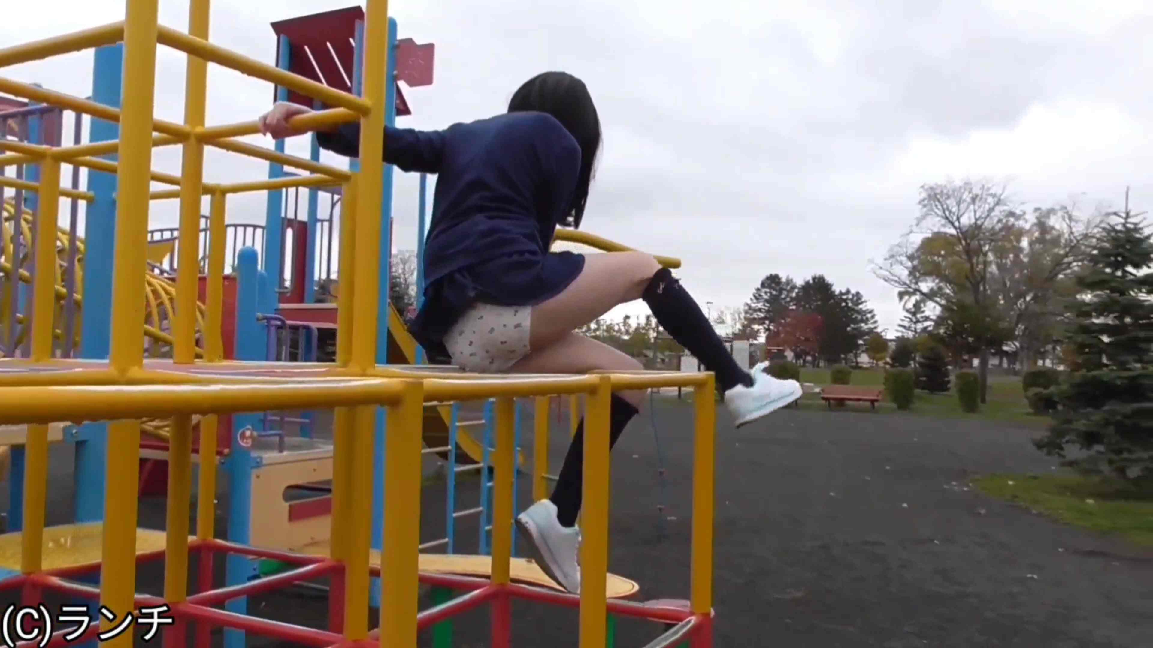 ◯2さい【◯C1なりたて少女】公園や人混みでも超ミニスカぱんつ丸出しを気にしない女の子