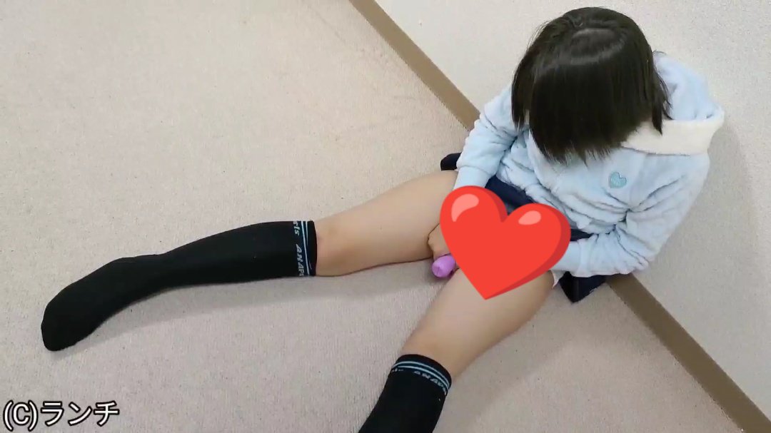 ◯S4【ジュニ◯モデル】少女にエロ漫画読ませながら撮影したら興奮したのかオナニーしてくれました。◯0さい少女の初オナニー。激エロ