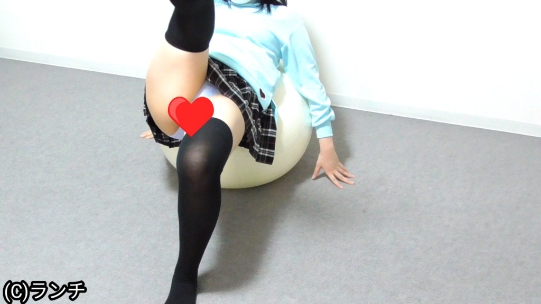 【再販】【バランスボール少女】ミニスカートなのにパンチラなんて気にせず開脚しまくる無邪気な少女。生パンツが丸見えです。
