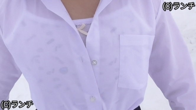 ◯S4露出プレイ【ぺたんこ発育前の少女】真冬の雪の積もる公園で激超ミニスカート脱ぎます。ワイシャツたくし上げパンティーだけの半裸