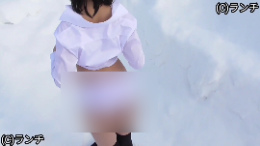 ◯S4露出プレイ【ぺたんこ発育前の少女】真冬の雪の積もる公園で激超ミニスカート脱ぎます。ワイシャツたくし上げパンティーだけの半裸