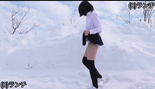 ◯S4露出プレイ【ぺたんこ発育前の少女】真冬の雪の積もる公園で激超ミニスカート脱ぎます。ワイシャツたくし上げパンティーだけの半裸