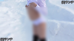 【まいちゃん】【ジュニ◯モデル野外撮影】雪の積もる公園で超ミニスカート脱ぎワイシャツもたくし上げお散歩