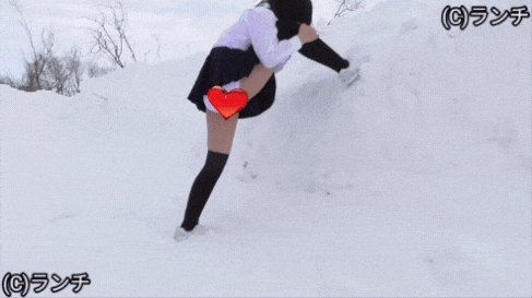 【再販】【まいちゃん】超ミニスカ少女を公園の広場で撮影しました。 雪の積もる野外でのパンチラパンモロ