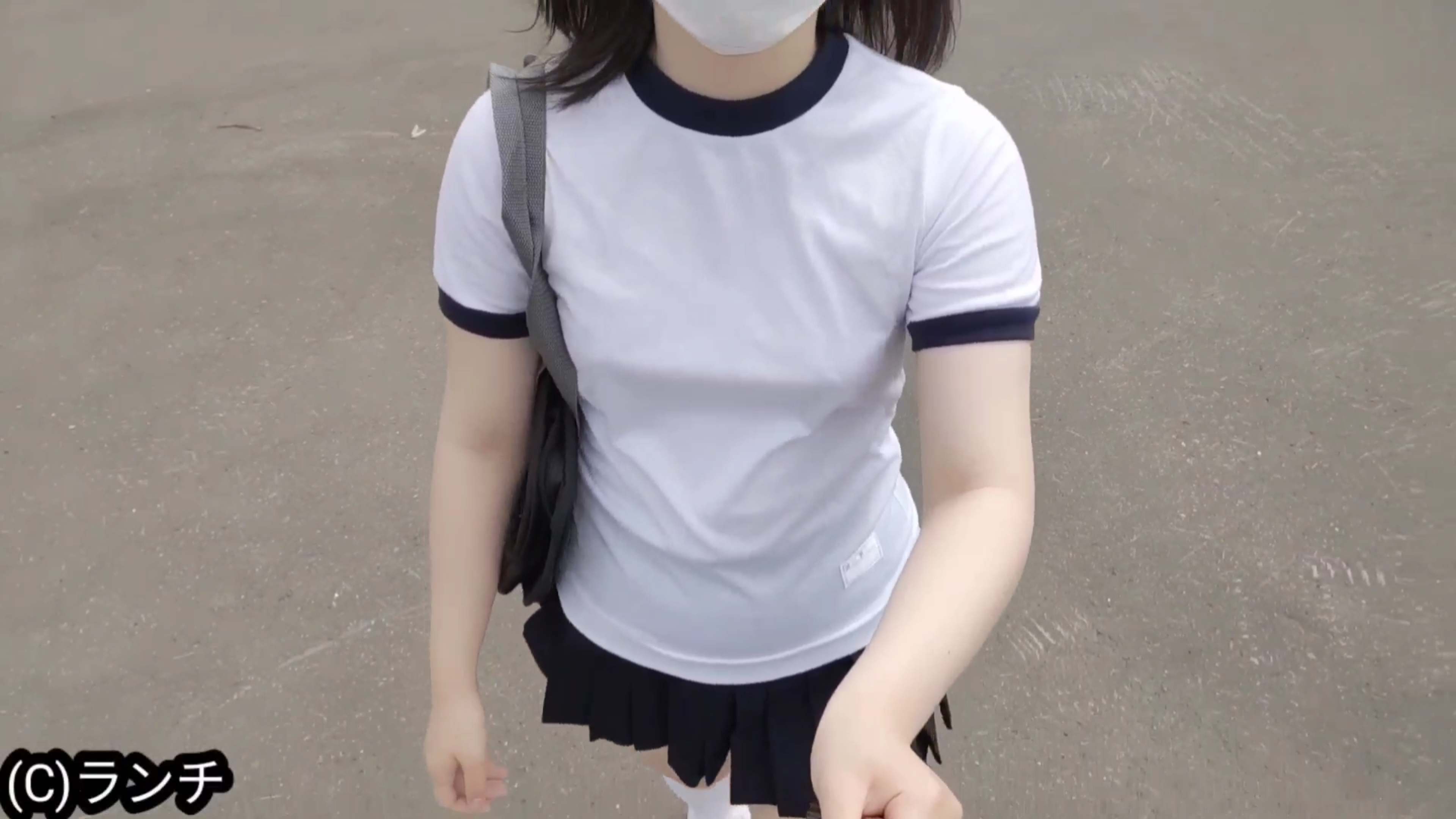 【再販】あやかちゃん超マイクロミニスカートにノーブラ体操服で撮影(初めてのTバックでお尻丸出し)