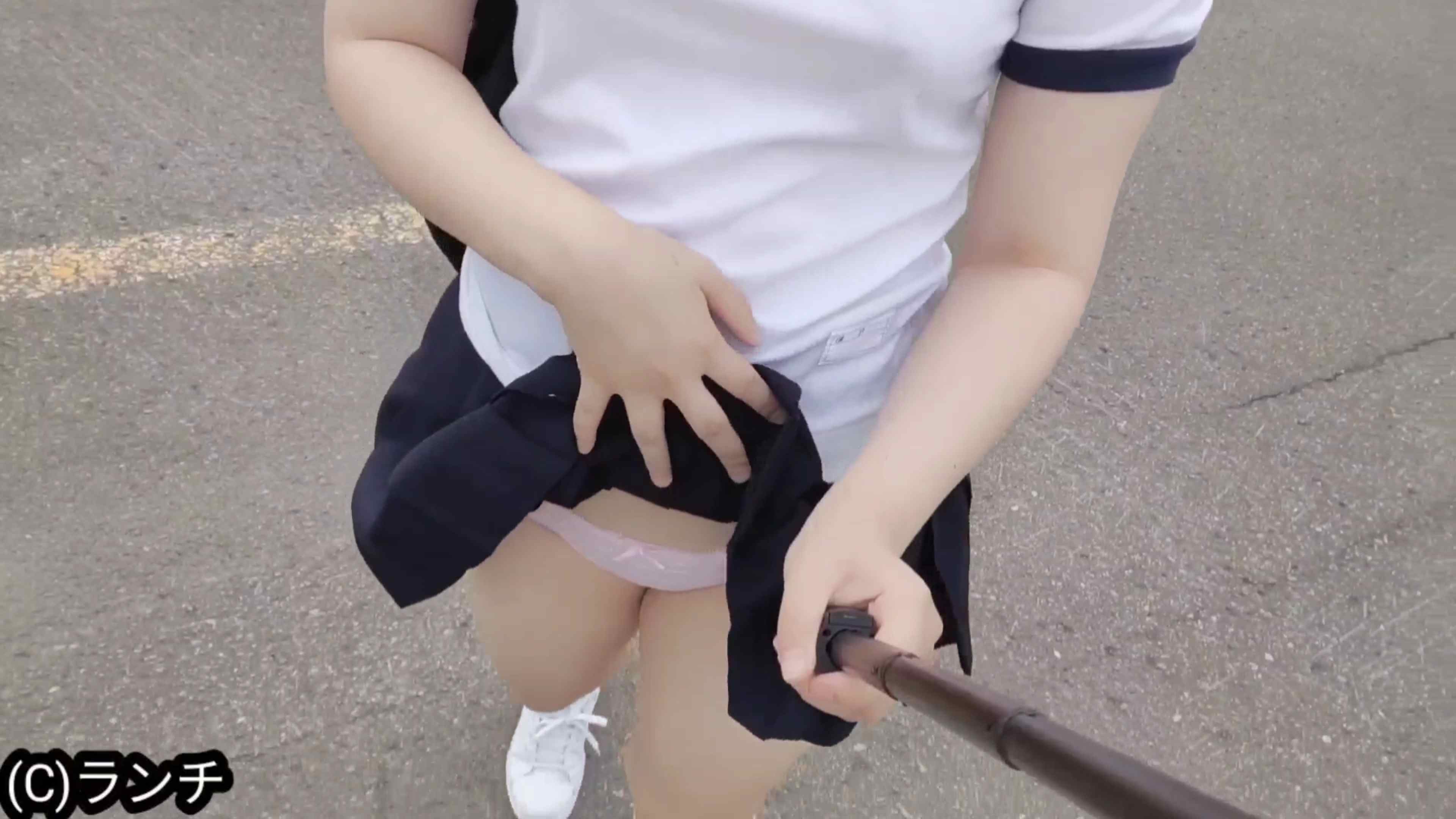 【再販】あやかちゃん超マイクロミニスカートにノーブラ体操服で撮影(初めてのTバックでお尻丸出し)