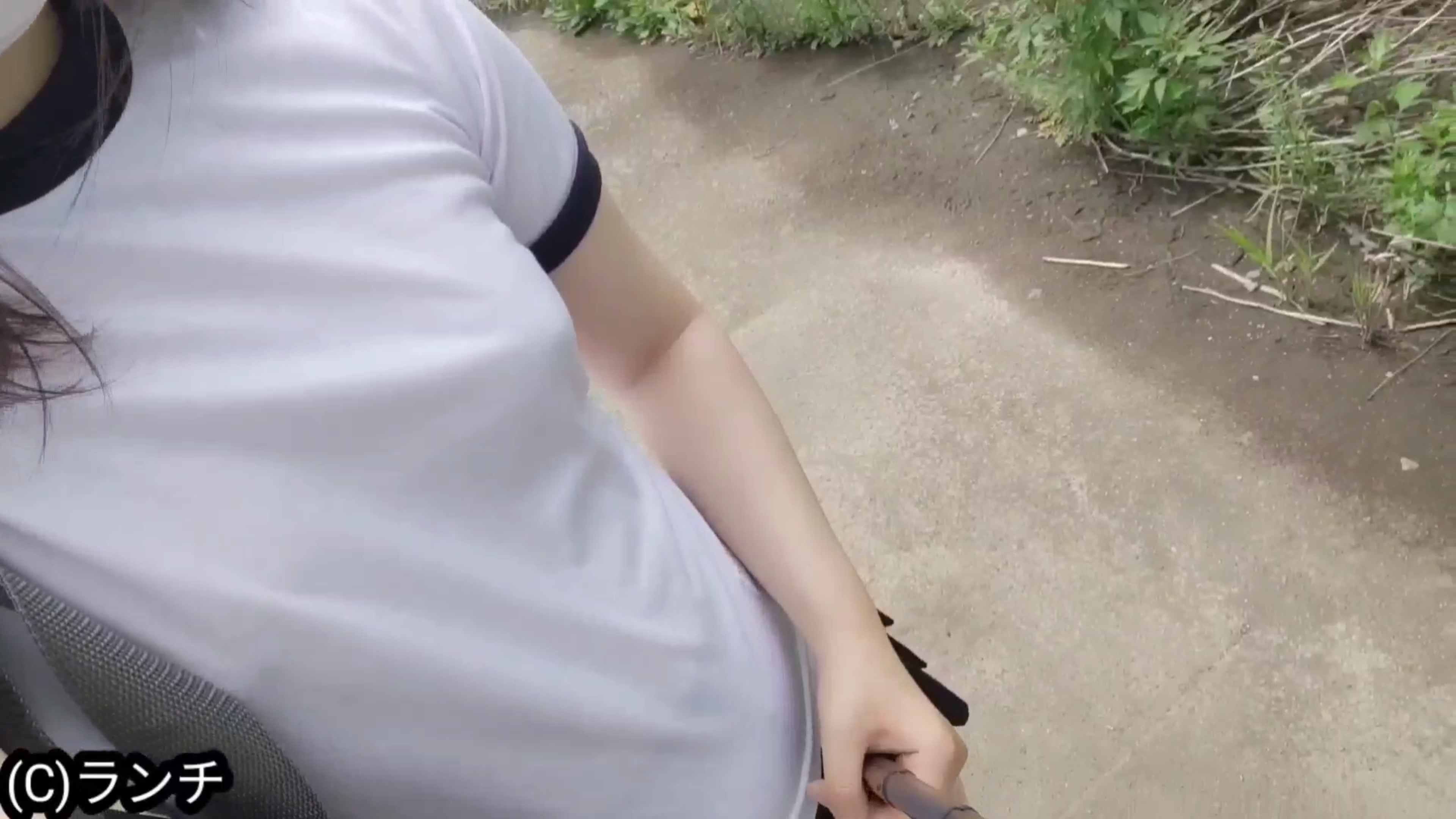 【再販】あやかちゃん超ミニスカートにノーブラ体操服で撮影(初めてのTバックでお尻丸出し)