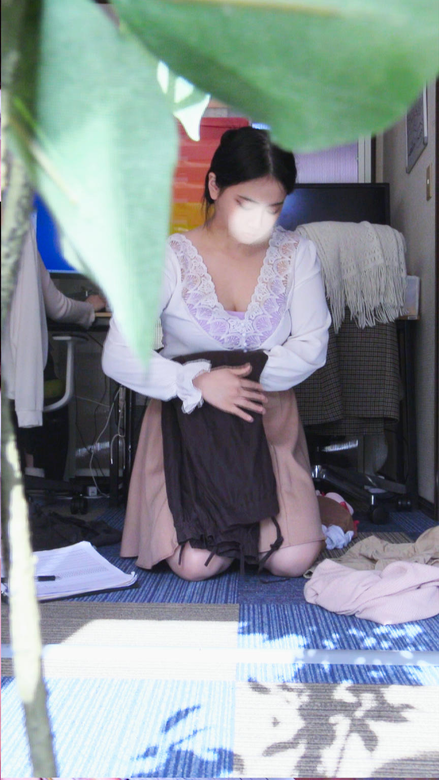 ゆっさゆっさと揺れる巨乳 染みが付いたスケベパンティ