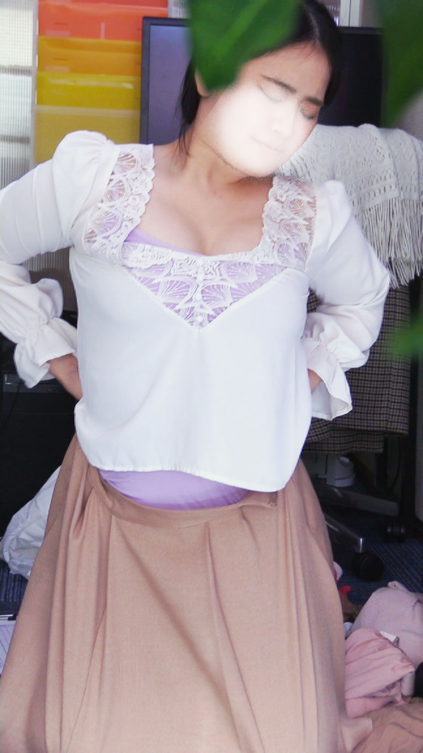 ゆっさゆっさと揺れる巨乳 染みが付いたスケベパンティ