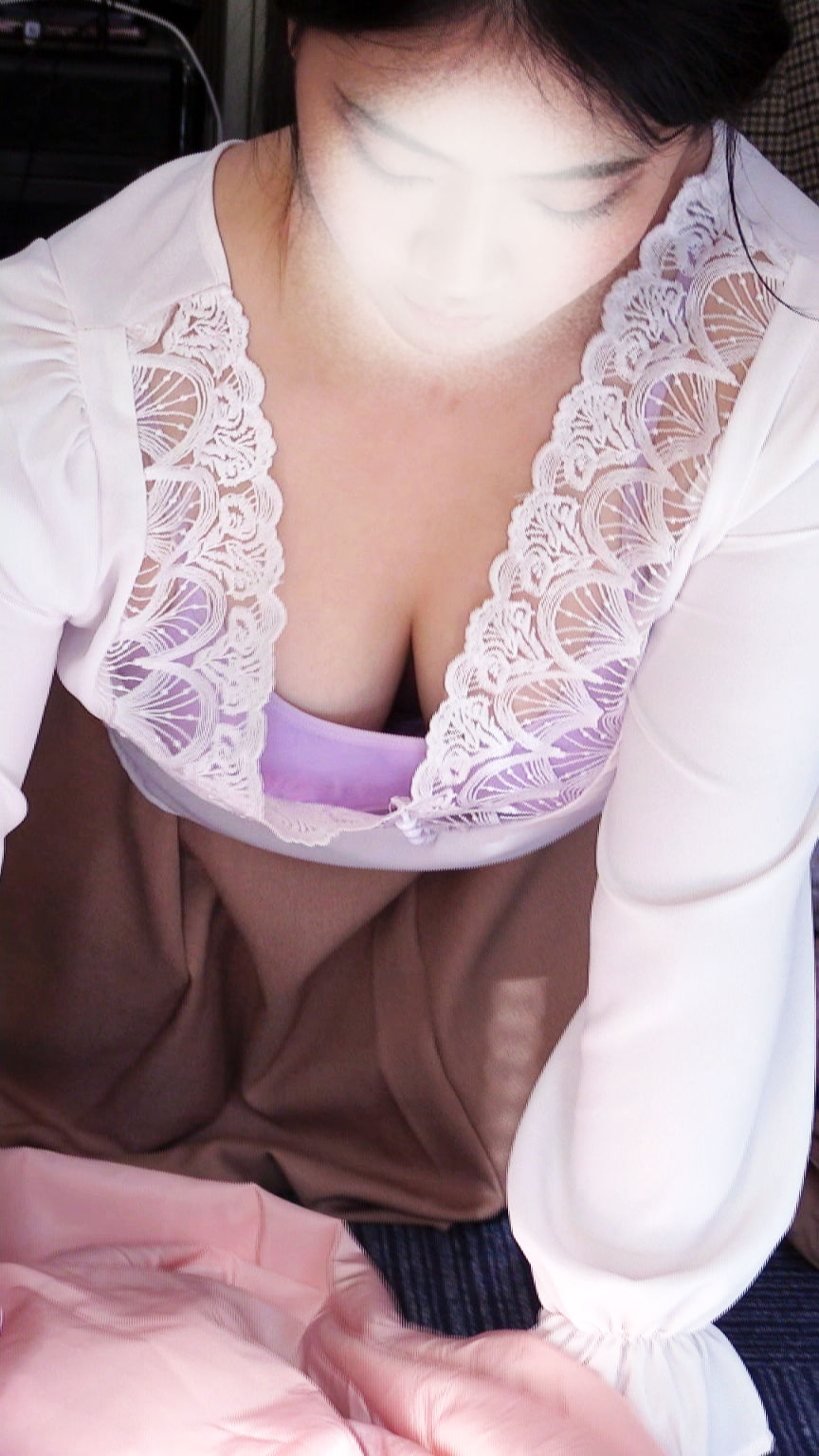 ゆっさゆっさと揺れる巨乳 染みが付いたスケベパンティ