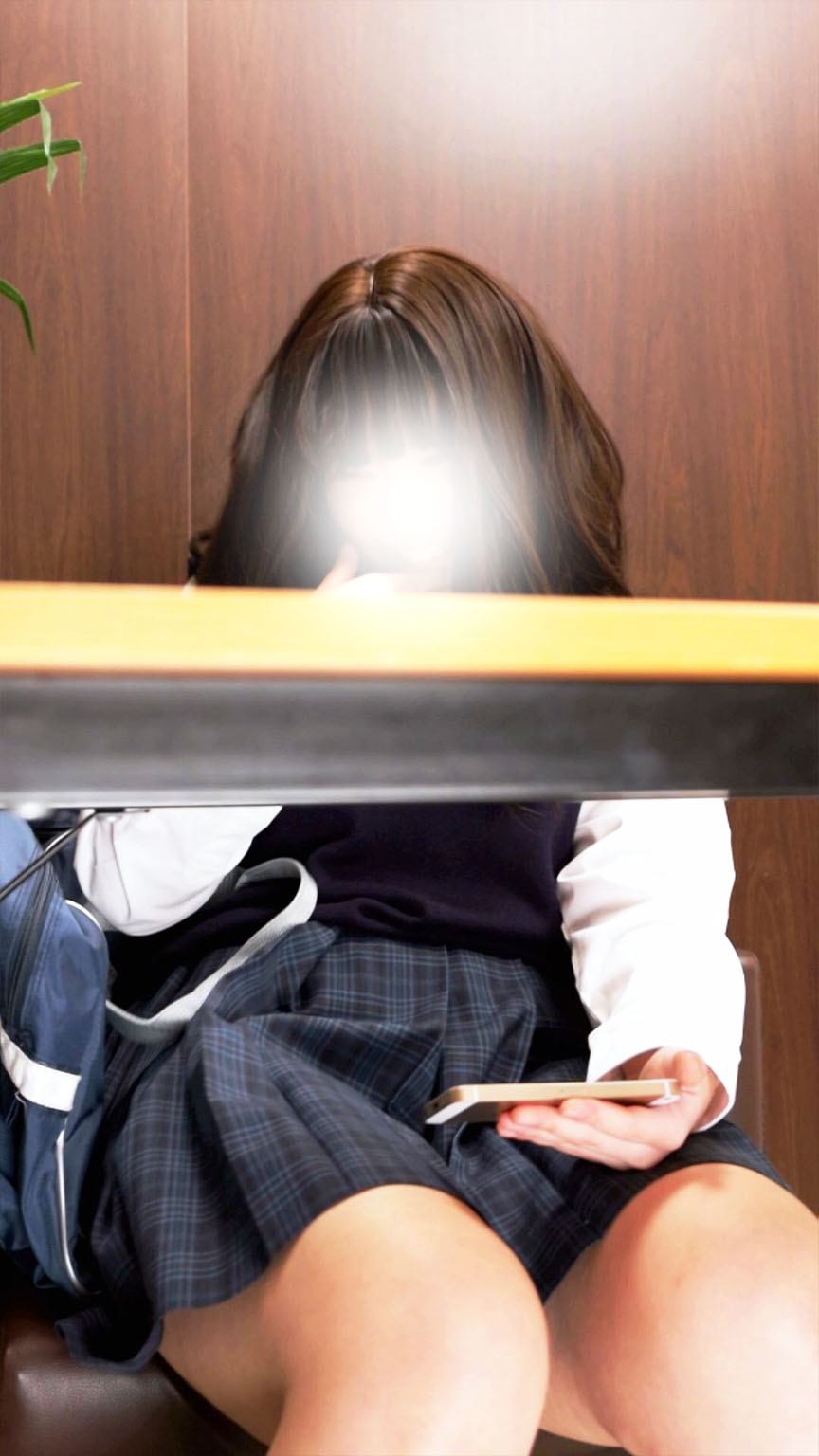 クール系JKの隙を狙う!エメラルドグリーンの海色パンティ