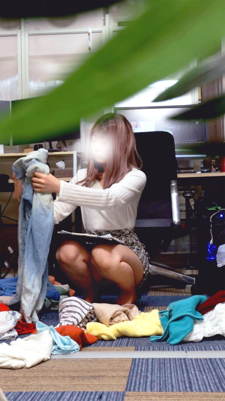 金髪おねえさん はみまんムチムチパンティ