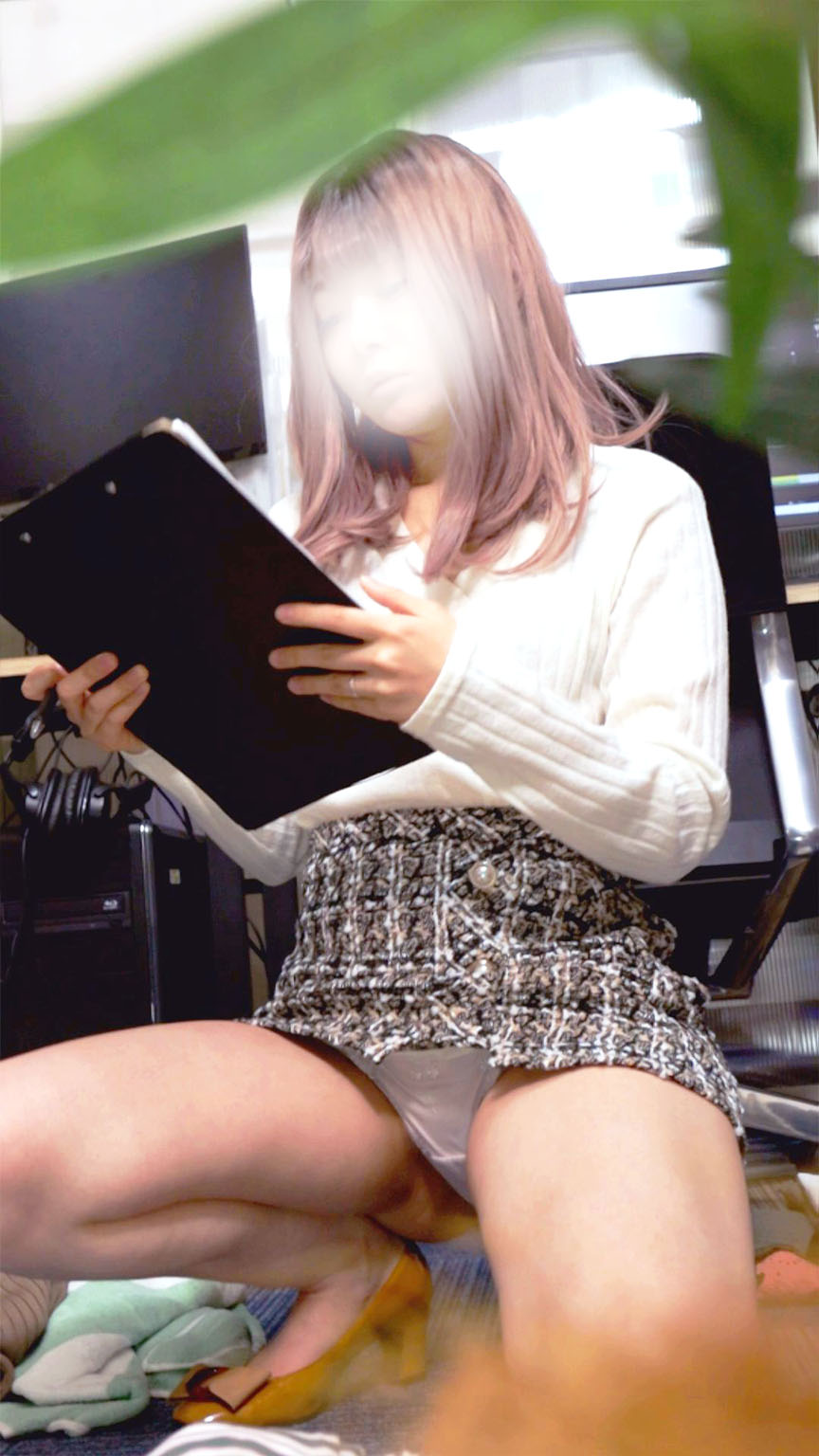 金髪おねえさん はみまんムチムチパンティ