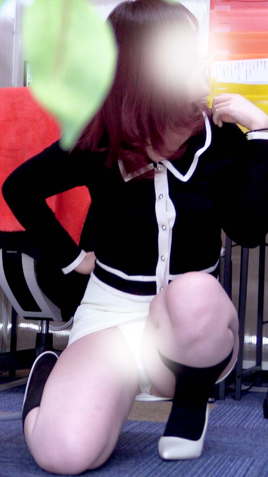 バレてる、いやバレてない？赤髪むちむちおねえさんとのおパンツ攻防戦