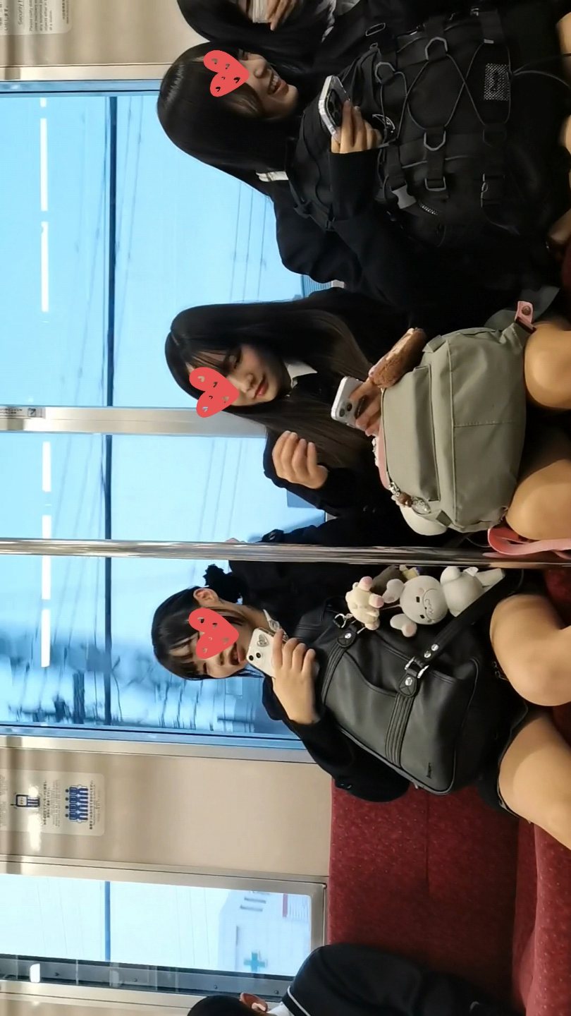 座っている脚たち