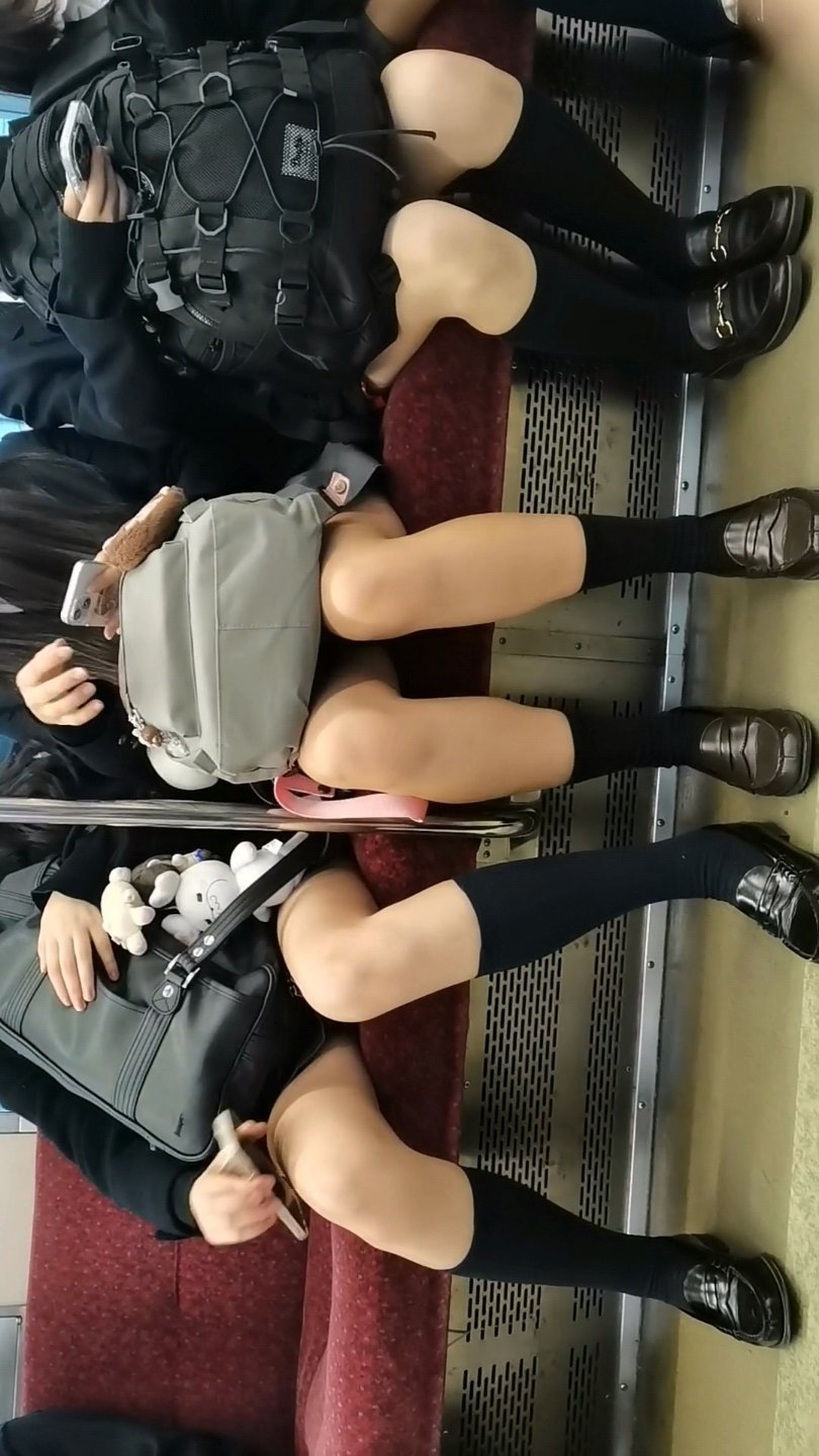 座っている脚たち