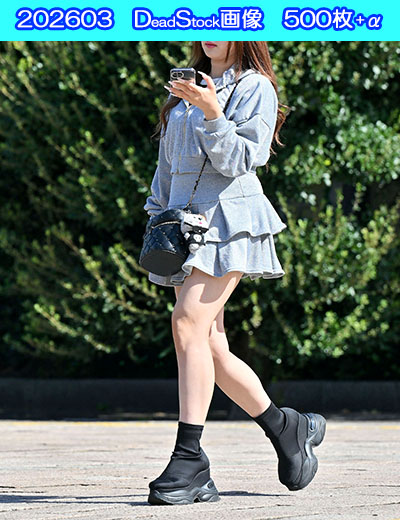 DS画像 202603版:グレーのセットアップに揺れるフリルが軽やかで、黒の厚底で引き締めた甘辛スタイルモデルさん他、多数収録!