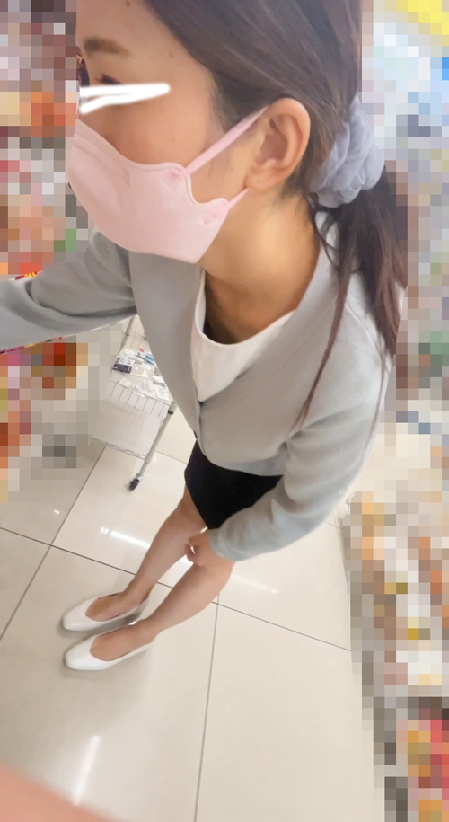 【同僚OLの乳首/胸ちら#45】人妻事務員さんを逆さ撮りパンチラ・B地区/生保レディさんの胸ちら・パンチラ 2名