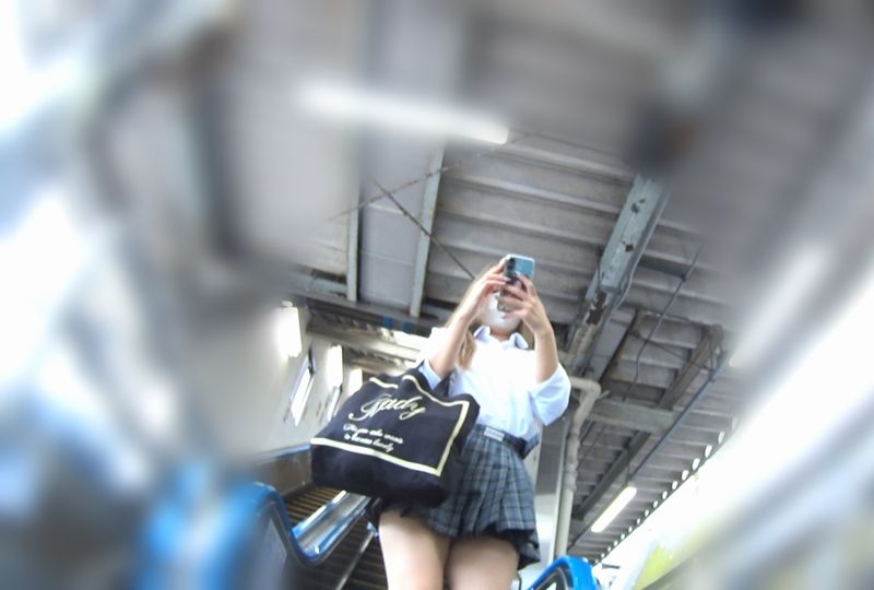 制服女子のパンチラ48 ギャルと食い込みパンツは最高の組み合わせ編