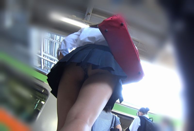 制服女子のパンチラ52 春を彩る制服パンチラ集めました編