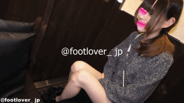 【動画】細身美脚18才の厚底素足穿き!ゴミ付着素足!染みあり生パンチラ!Cカップ生おっぱい!