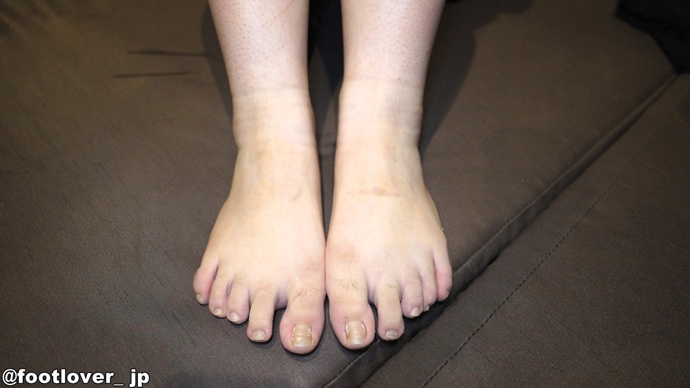 【動画】23才社会人のローファーで蒸れた黒ソックス!黄色く変色した爪もっちり素足!生パンチラ、生おっぱい、お尻!