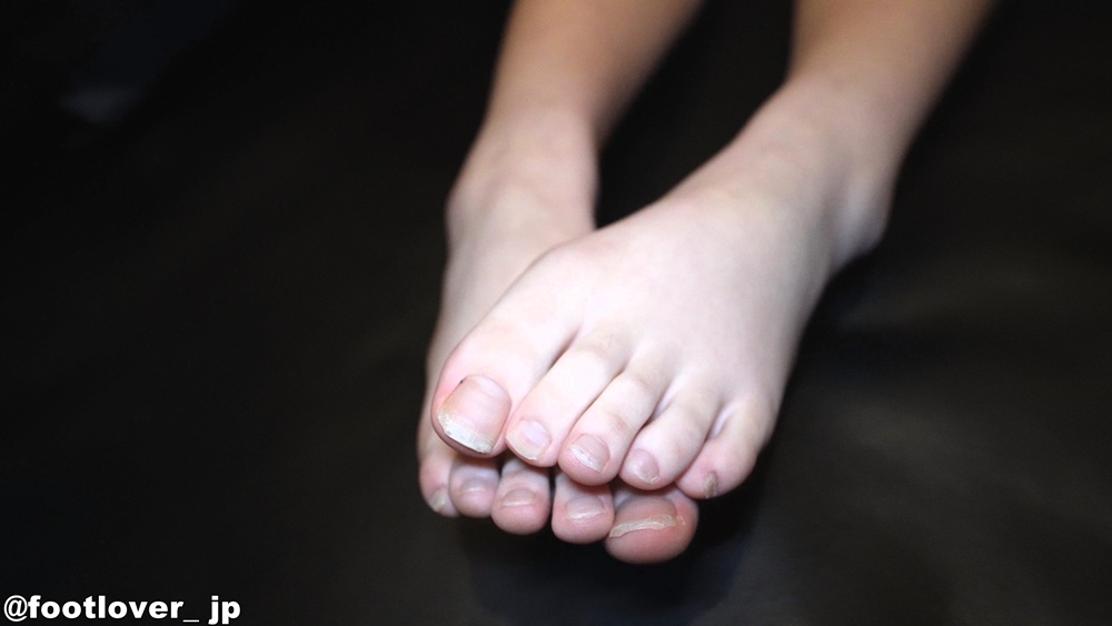 【動画】20才パパ活女子の蒸れ臭かった黒靴下!素足!上下不揃い下着!