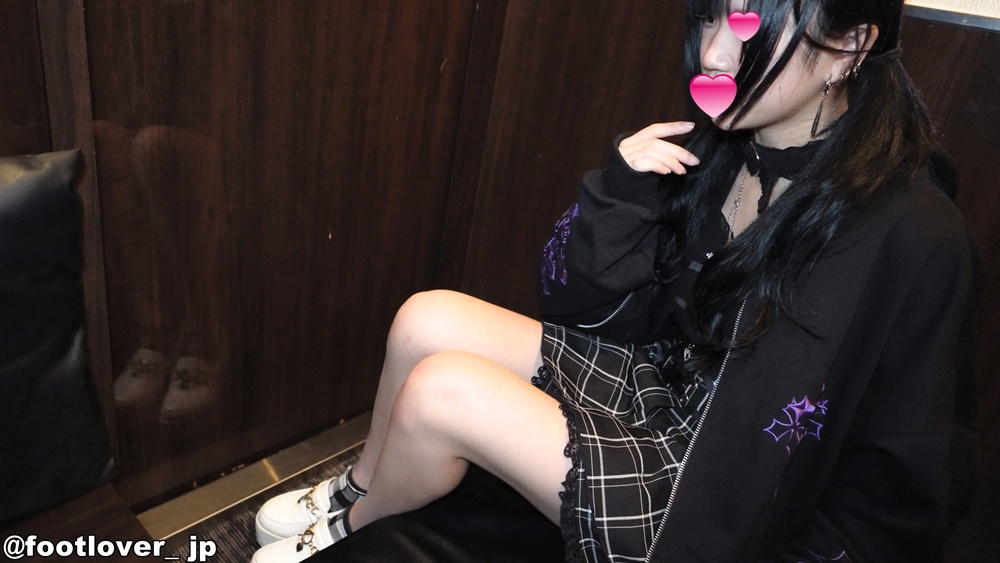 【動画】口ピアス小柄19才ちゃんの1週間替えてない靴下!綺麗な素足!生乳首!黒Tバックお尻!