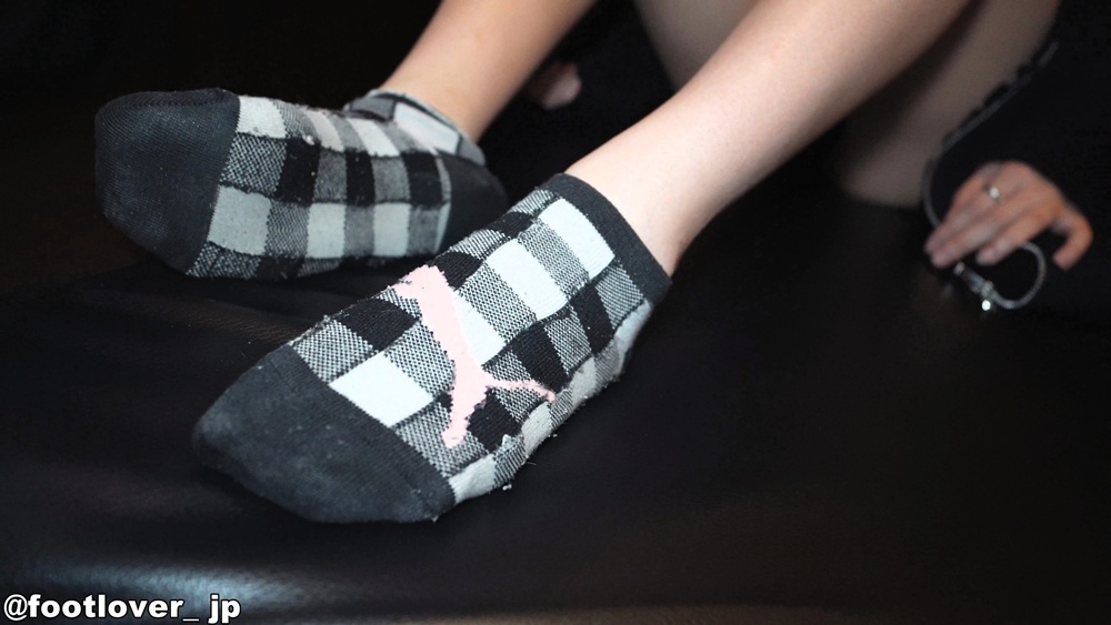 【動画】口ピアス小柄19才ちゃんの1週間替えてない靴下!綺麗な素足!生乳首!黒Tバックお尻!