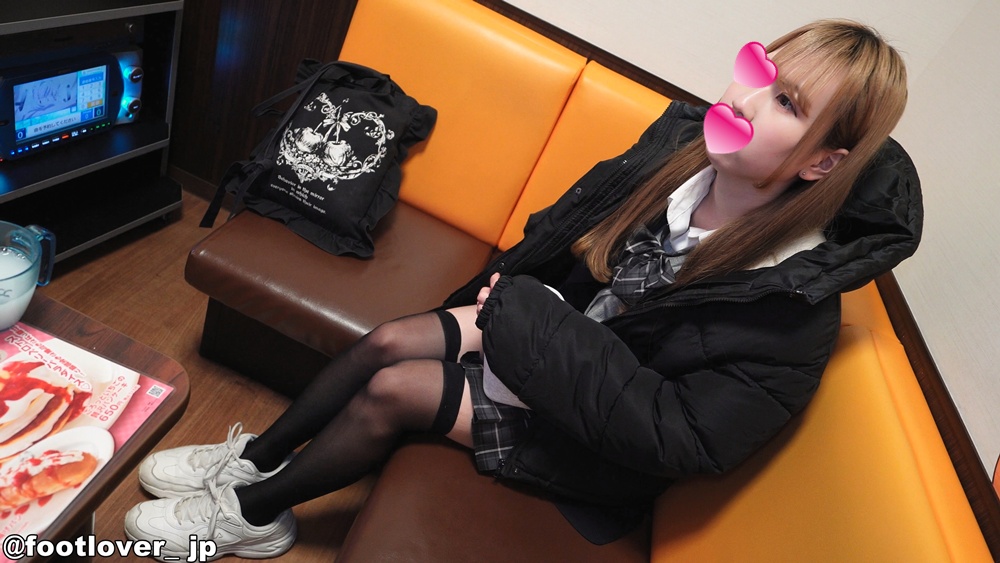 【動画】20才さんの現役時代に使ってた制服!臭かった透けニーハイ!素足!生パンチラ!