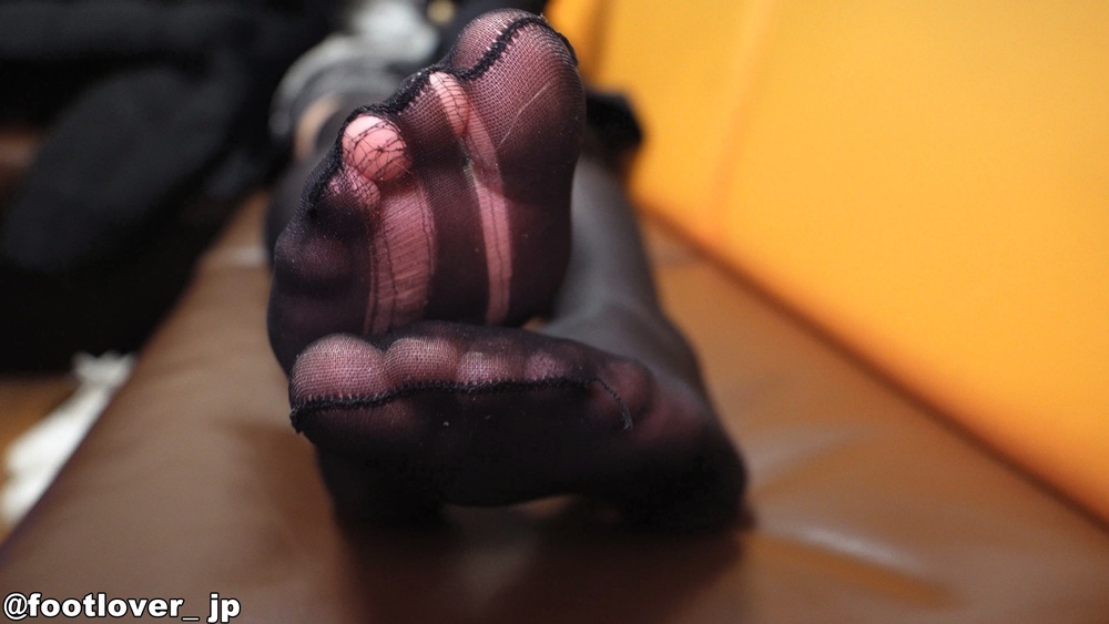 【動画】20才さんの現役時代に使ってた制服!臭かった透けニーハイ!素足!生パンチラ!