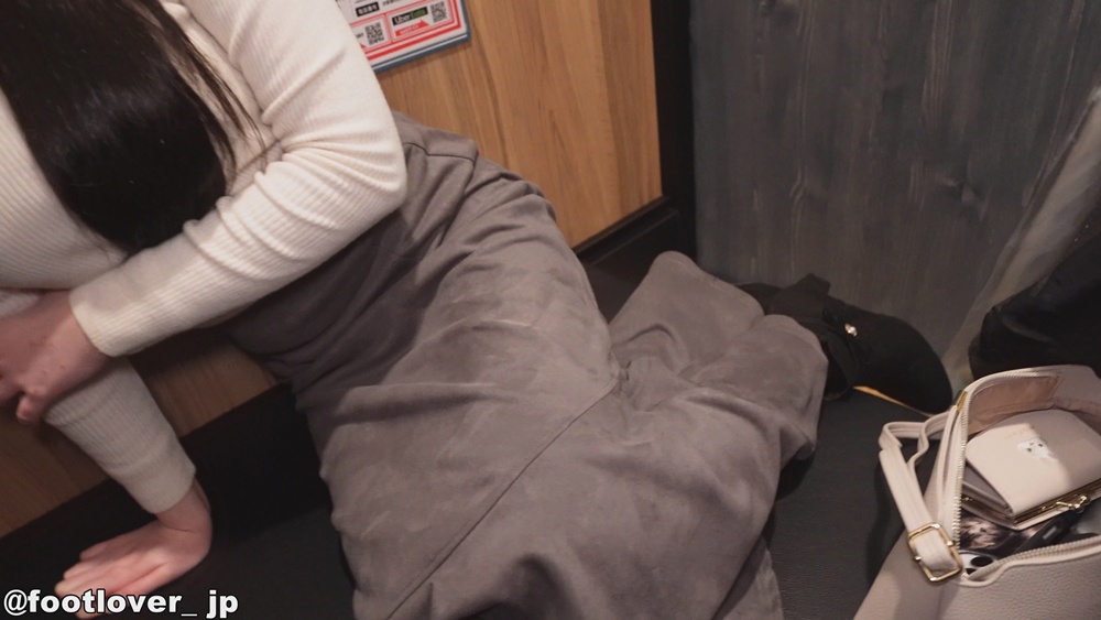 【動画】18才JD1ちゃんの黒タイツ!素足!生おっぱい!バックレースパンティー!生半ケツ!