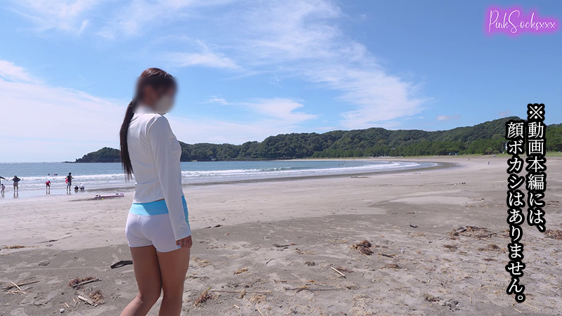 海水浴場でこっそり露出するビキニ娘(1)ラッシュガード尻、黒ビキニ水着