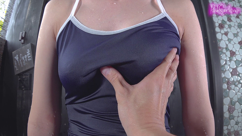 混浴露天風呂でスクール水着を脱がされちゃう温泉女子ちゃん