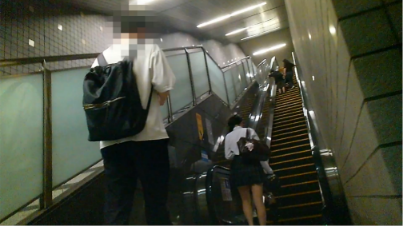 Pcolle PPV 2800026a6cc4d4b0501「【盗撮魔10人目】バレバレのスマホ撮りでエスカレータ何度も往復でバレ。生意気Kにぼろぼろに言われる」(販売者:遠距離写撃) サンプル画像