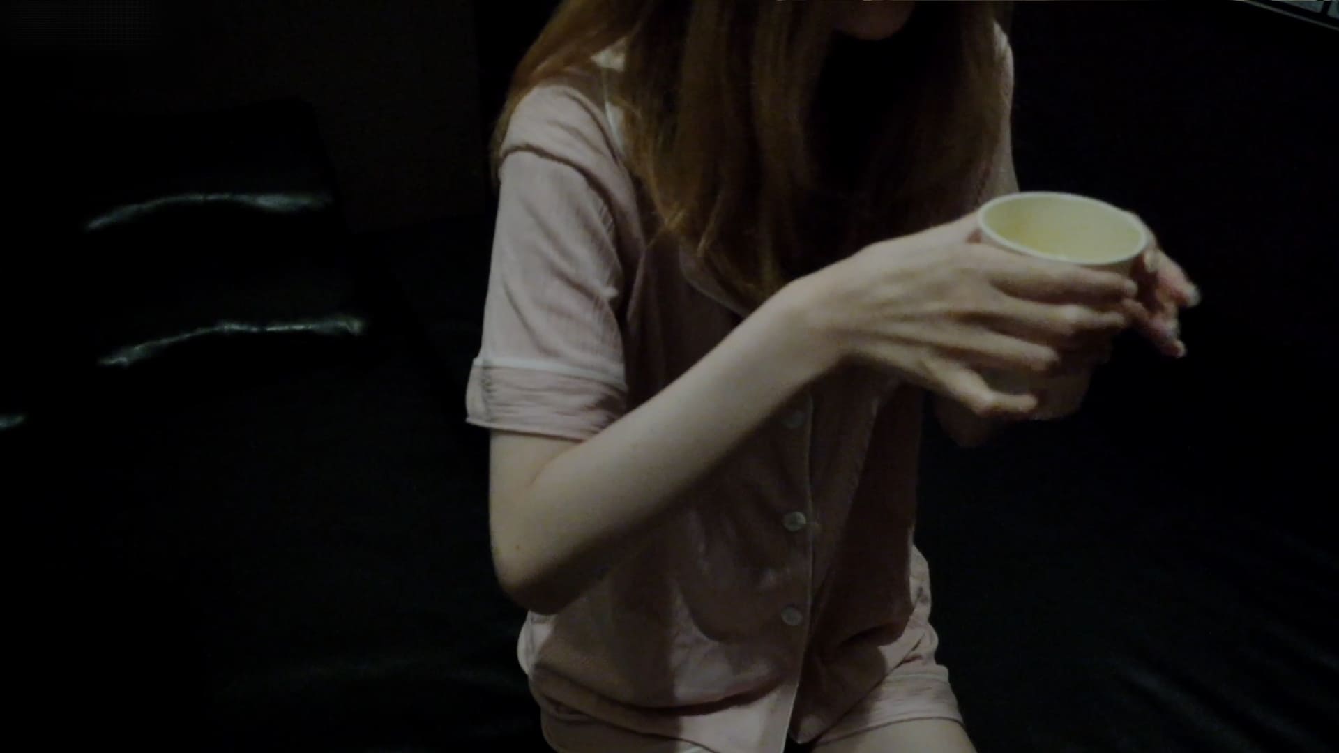 ネカフェの個室防カメ~ピンクパジャマの細身ギャル~