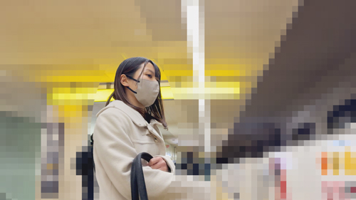 【電車チカン】涙目…!指ズボで白濁おま○こ汁が満員電車に鳴り響くクチュクチュ音